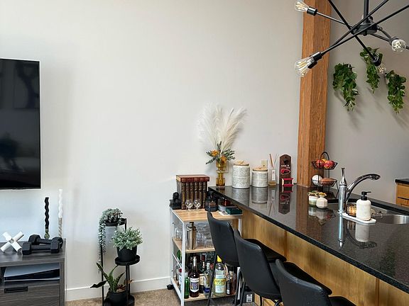 4th image of 712 Broadway Blvd #805