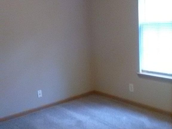 3rd image of 418 NW Woodbury Dr
