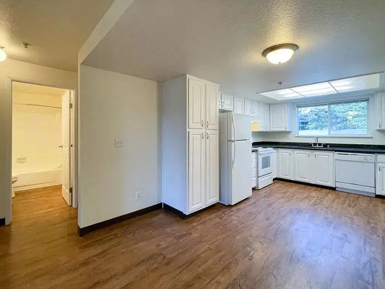 Sandpiper Apts. — Photo 14