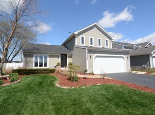 1177 Hill Crest Dr, Carol Stream, IL 60188