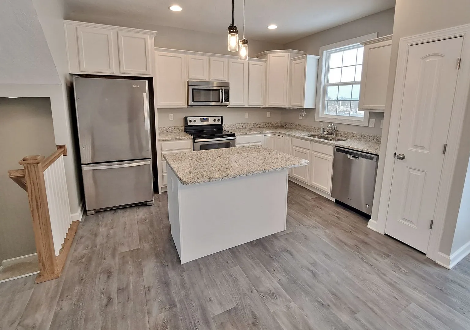 3 Bed / 2-1/2 Bath Single Family Town Home w/Attached1 Car Garage — Photo 3