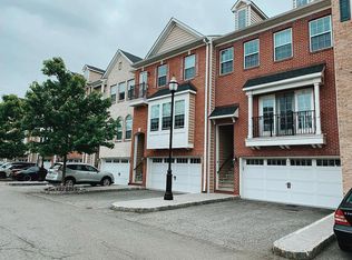 32 Creekside Ct, Secaucus, NJ