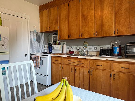 4th image of 151 Mackay St