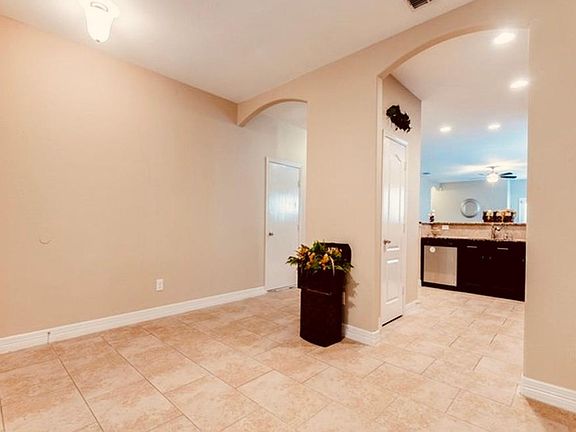 5th image of 676 Peacock Ln