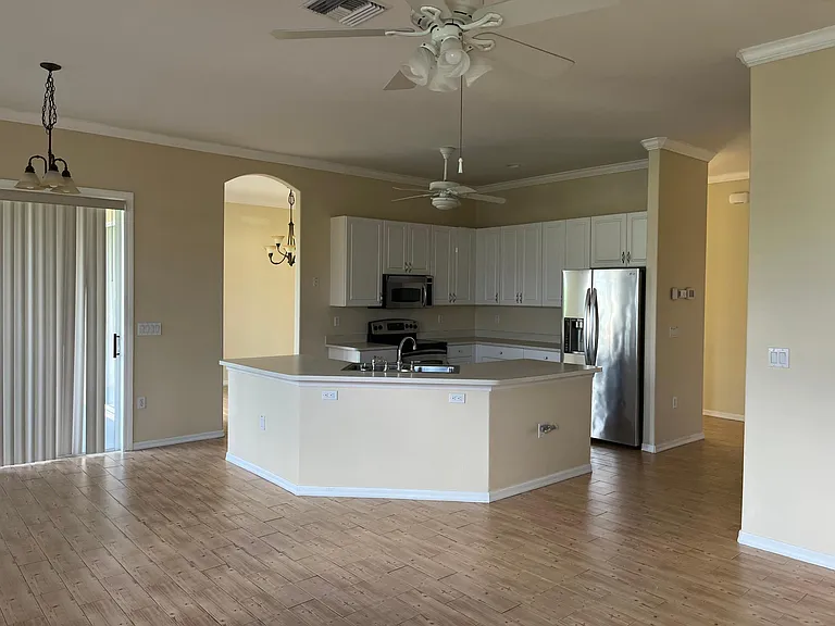 317 SE 16th Pl — Photo 10