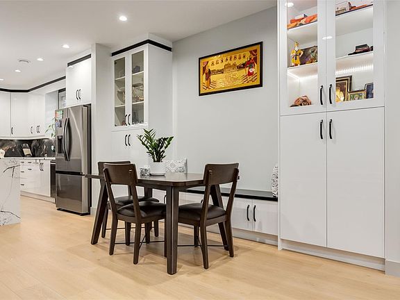 5th image of 917 Old Victoria Rd