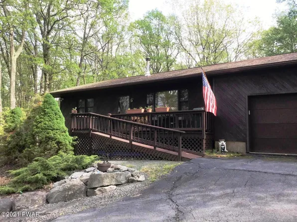 105 Long Ridge Dr, Hawley, PA 18428