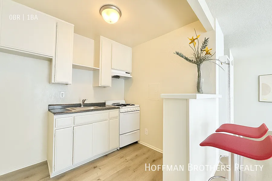 18545 Burbank Blvd, Tarzana, CA 91356 — Photo 2