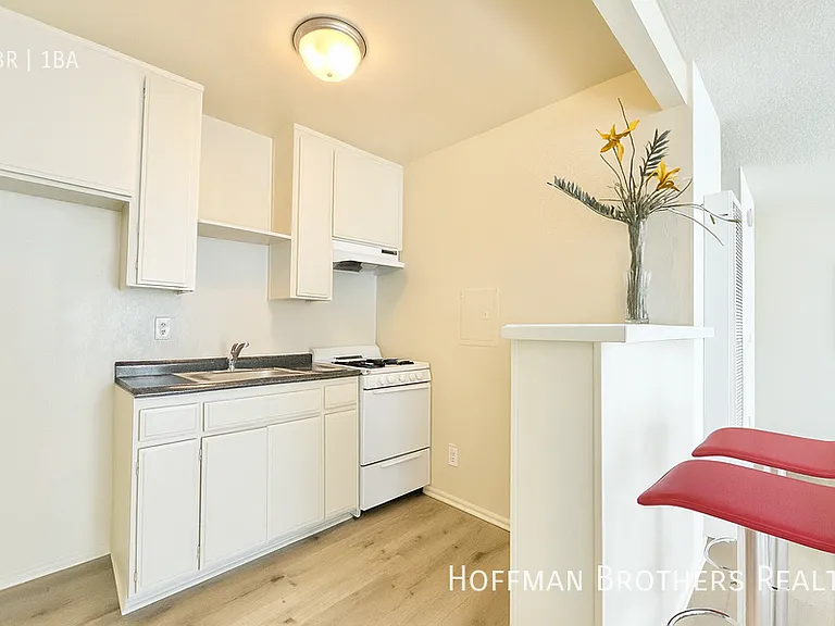 18545 Burbank Blvd #7 — Photo 2