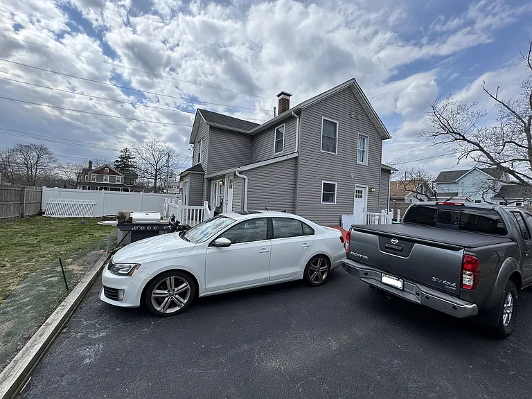 driveway/parking for bottom unit A