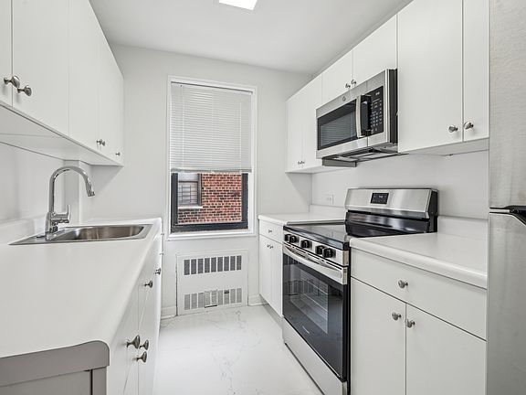 4th image of 2400 Webb Ave APT 6L
