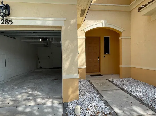 285 River Bluff Ln, Royal Palm Beach, FL 33411