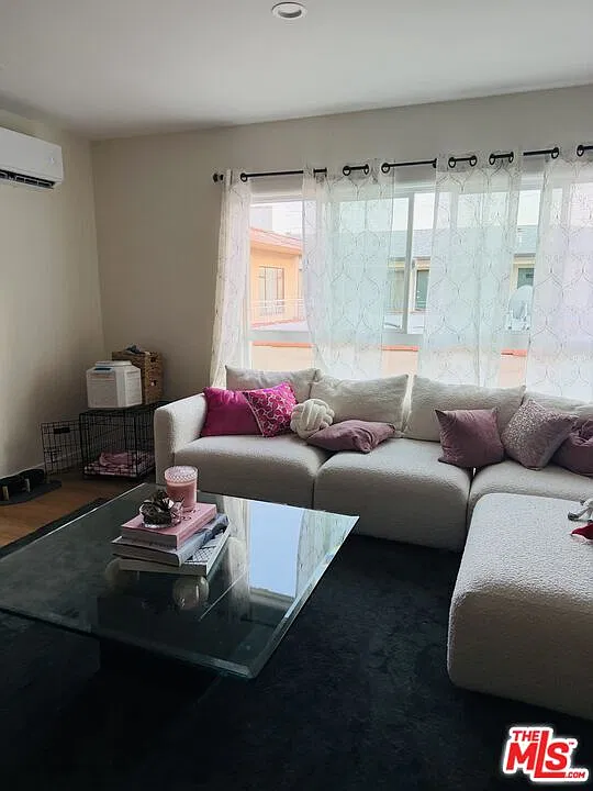1 bed, 1.0 bath, $3,500 — Photo 4