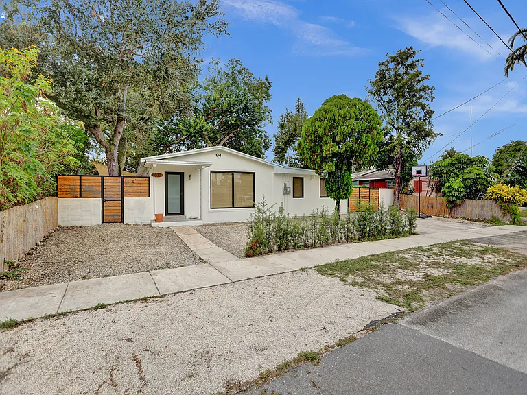 4030 SW 33rd St — Photo 4