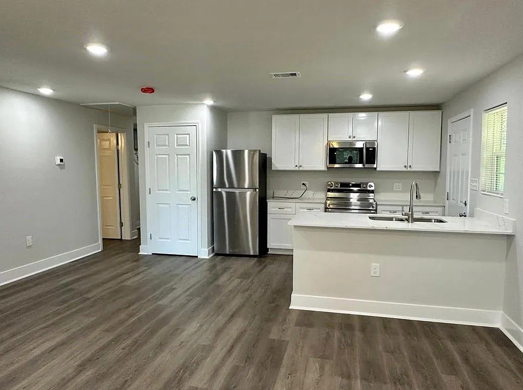 3 bed, 2.0 bath, 1300 sqft, $1,600 — Photo 3