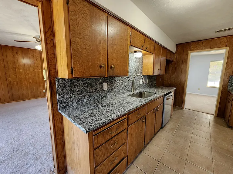 2604 Buckingham Dr — Photo 12