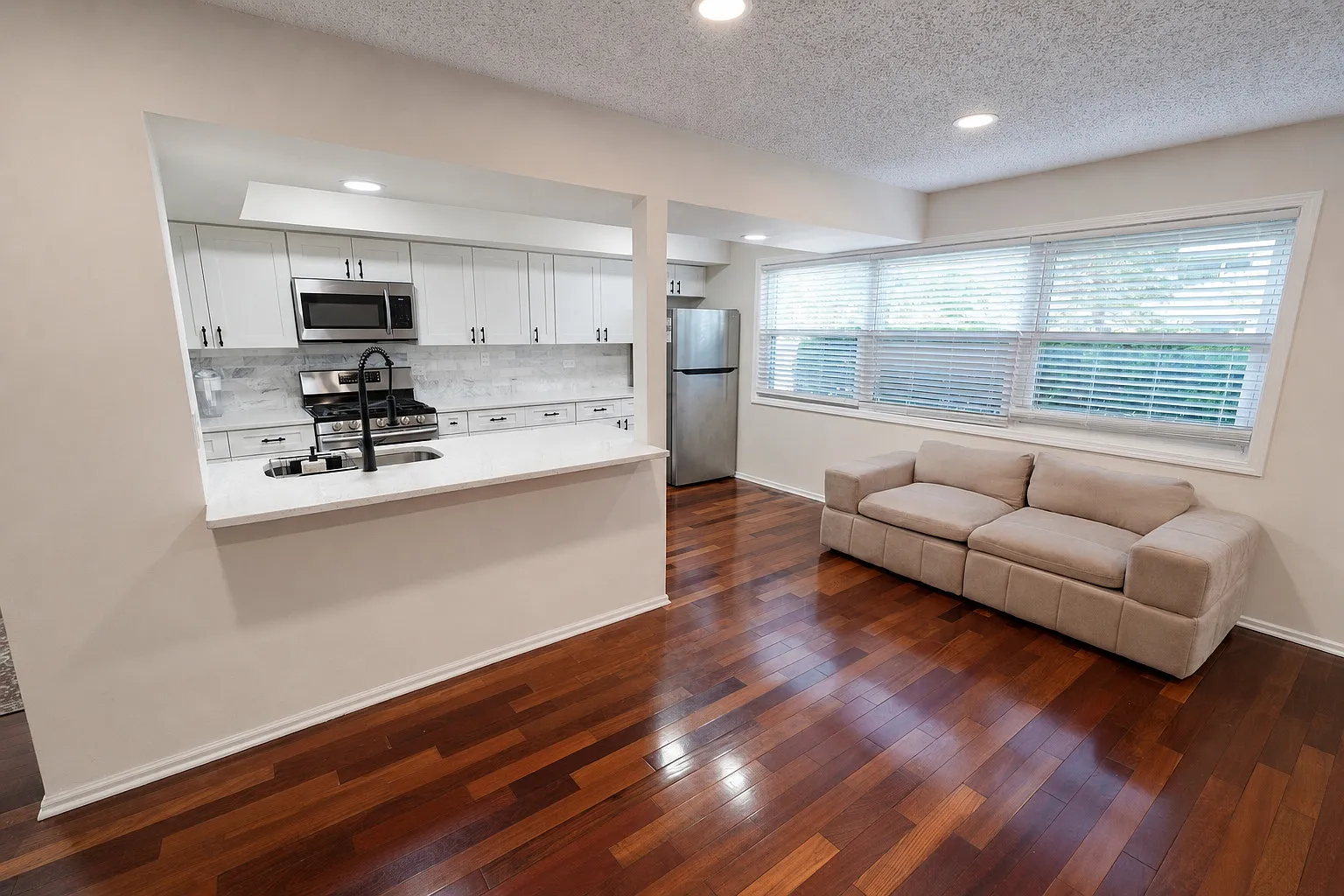 2 bed, 1.5 bath, 1100 sqft, $2,600 — Photo 3