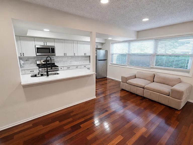 1204 Inverrary Ln #- — Photo 3