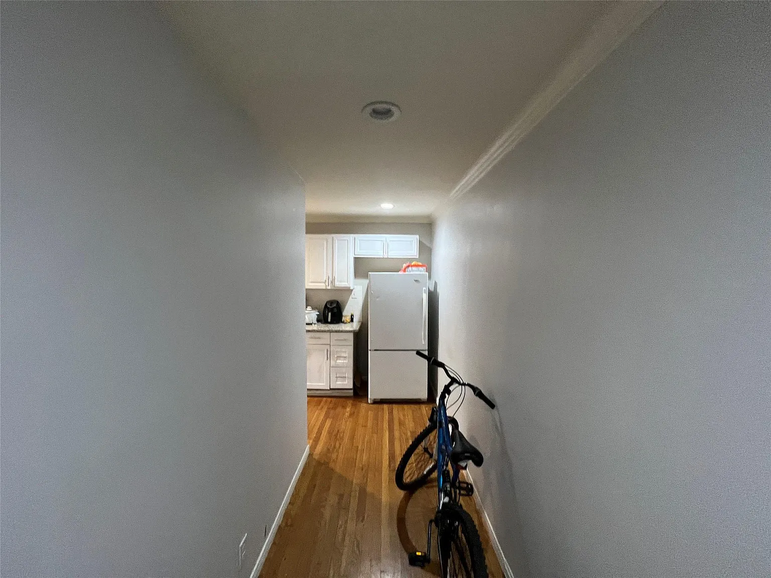 1 bed, 1.0 bath, 1040 sqft, $1,000 — Photo 2