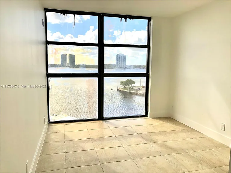 1000 W Island Blvd #712 — Photo 11