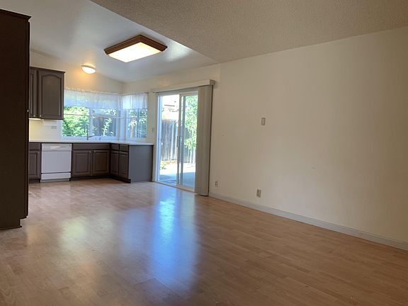 4th image of 32943 Brockway St