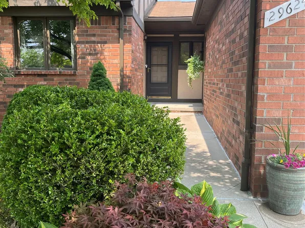 29624 Red Oak Dr, Warren, MI 48092