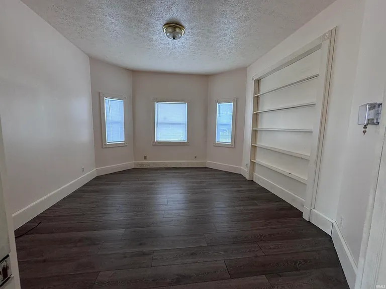 614 W Charles St — Photo 3