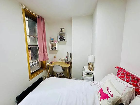 4th image of 13 Saint Marks Pl APT 3R
