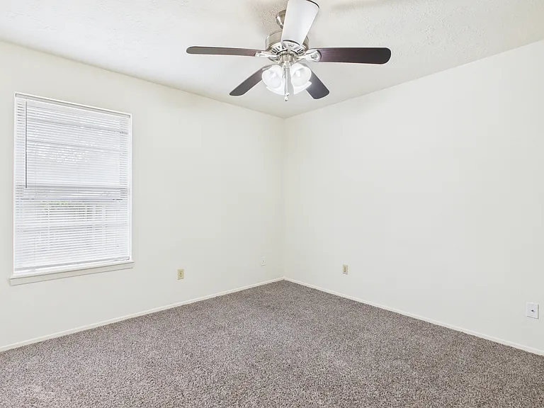 807 Frio Cir — Photo 12