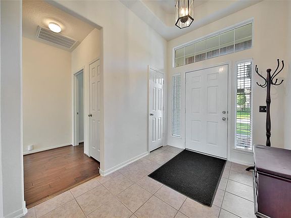 3rd image of 8907 Sungate Dr