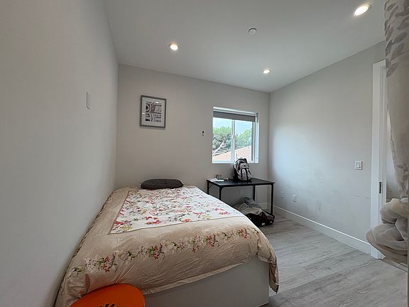 3rd image of 1410 W 37th Pl #B2-1