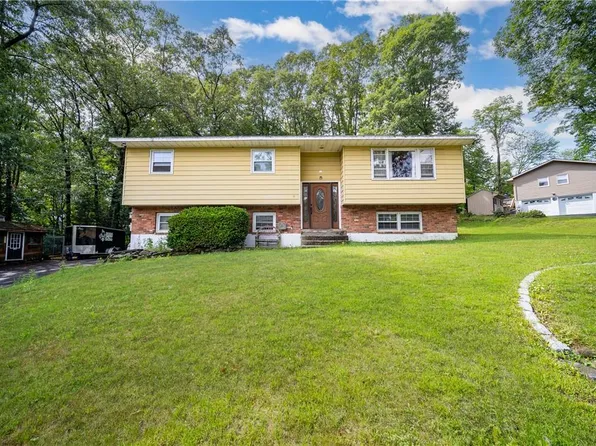 17 Woodland Circle, Hyde Park, NY 12538