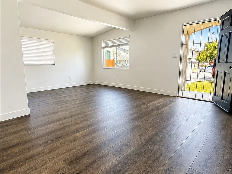 11151 Duncan Ave — Photo 3