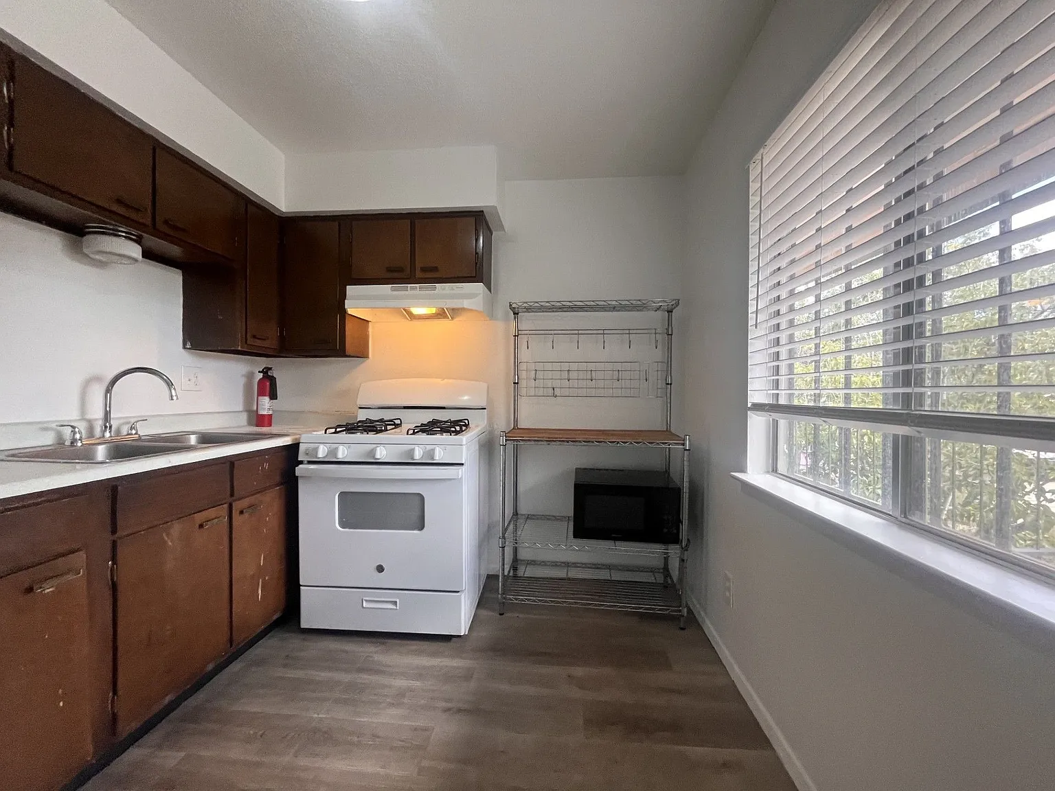 Bright 2 Bed with Utilities Included in Nob Hill — Photo 4