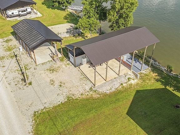 4th image of 1085 W C Pickett Rd