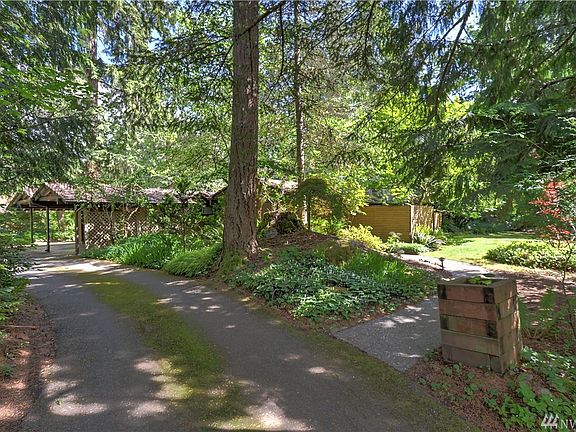 wrap around drive way with 2 access points. 