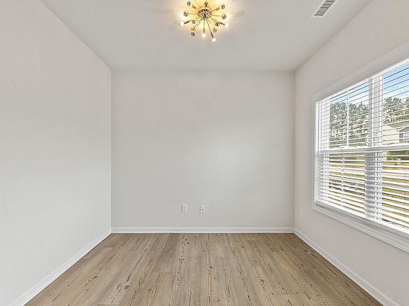5th image of 10 Forest Meadow Ln
