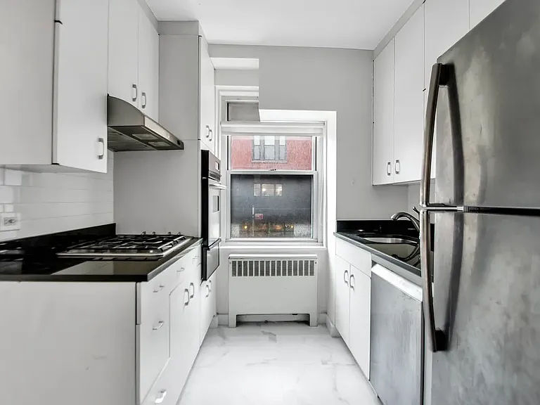 150 E 61st St #2E — Photo 4