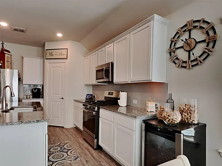 700 Pearl Way — Photo 9