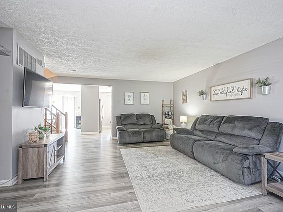 5th image of 90 Hetton Ct