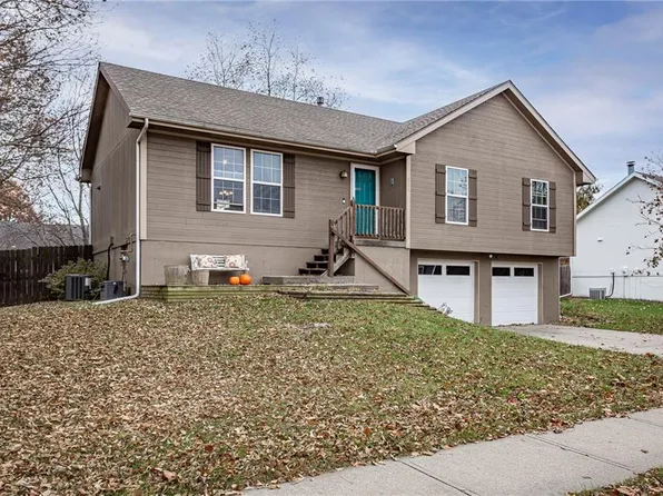 813 E 15th St, Kearney, MO 64060