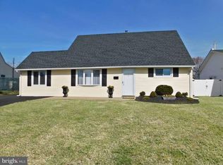 23 Island Rd, Levittown, PA 19057