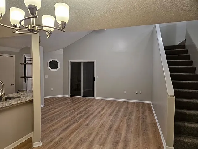 4 bed, 1301 sqft, $1,875 — Photo 2