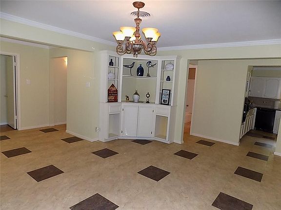 5th image of 4613 Jarvis St