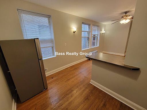 4th image of 1353 W Greenleaf Ave #203