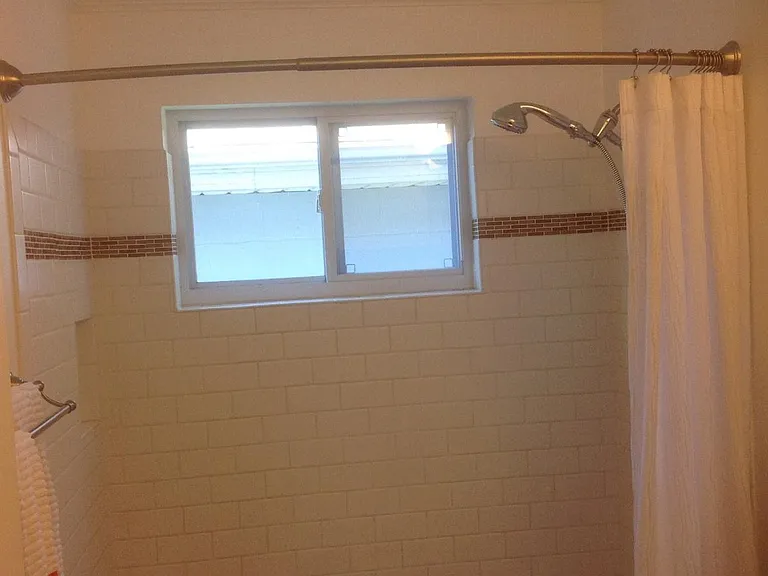 Tub/shower surround