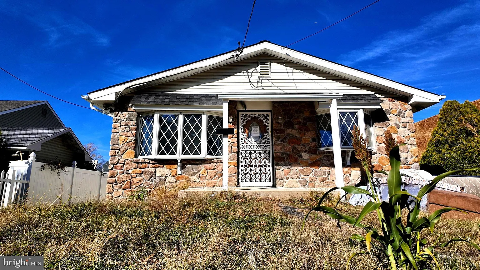 2452 Linconia Ave photo 1