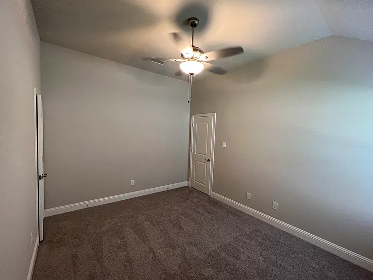 580 Bradley Dr — Photo 10