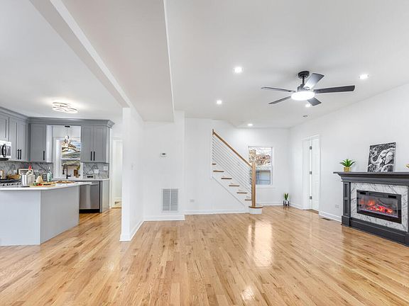 3rd image of 419 Cleveland St