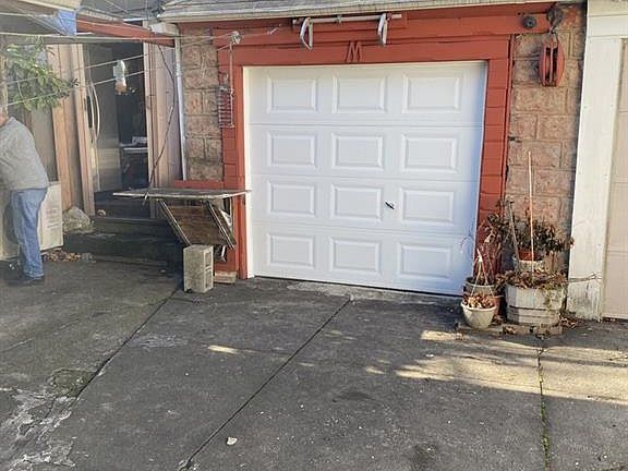 3rd image of 2150 E 22nd St